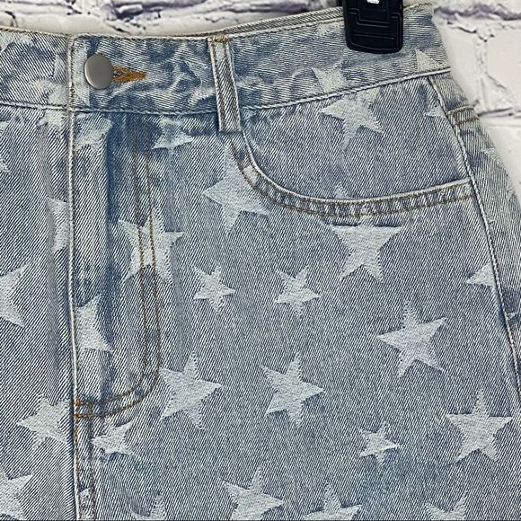 Le Lis Star Print Denim Shorts - Picture 3 of 6